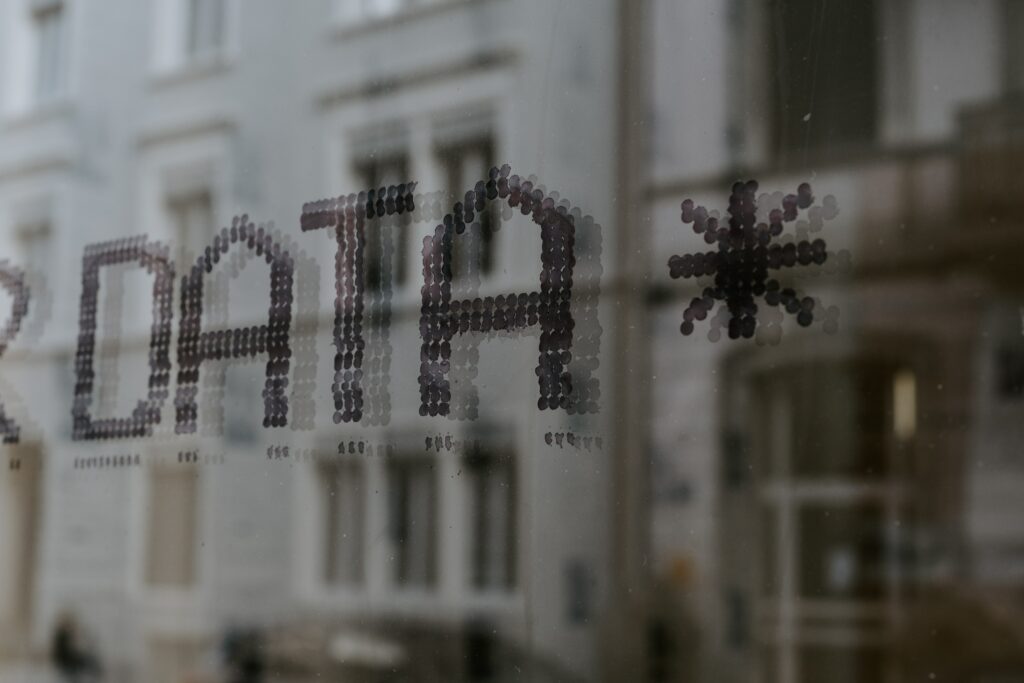 Das Wort "Data" auf ein Fenster geschrieben.