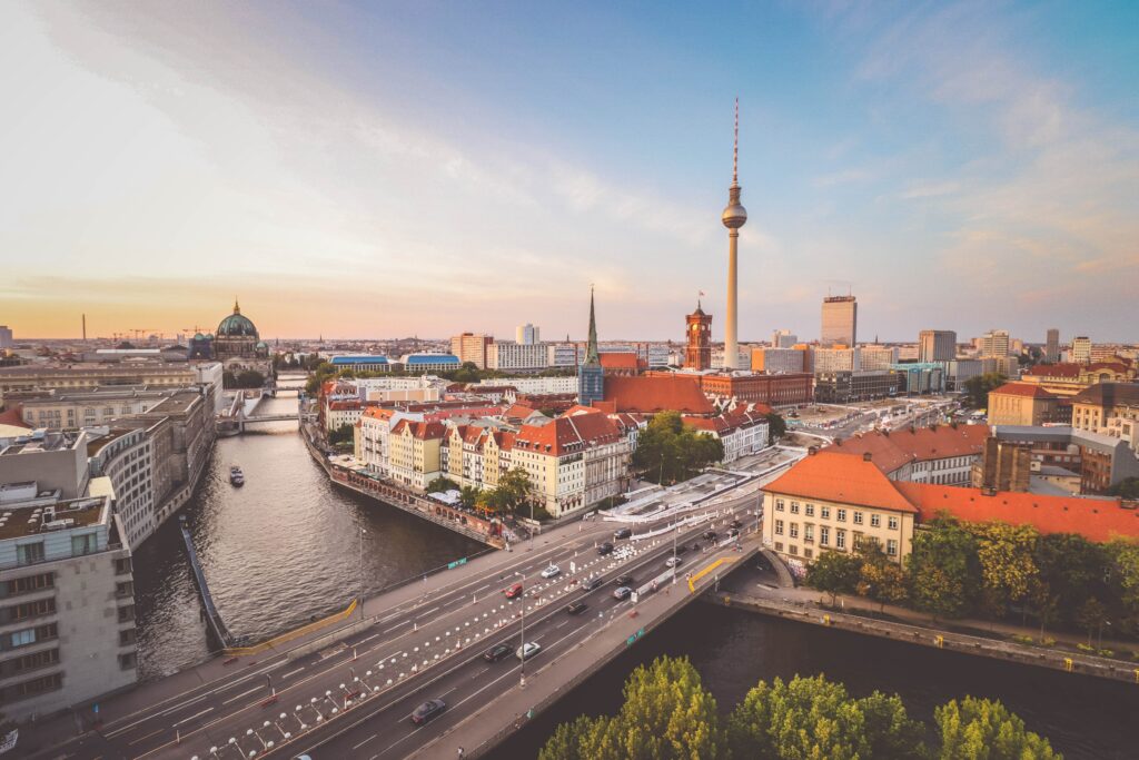 Blick über Berlin und Berliner Fernsehturm bei Tag