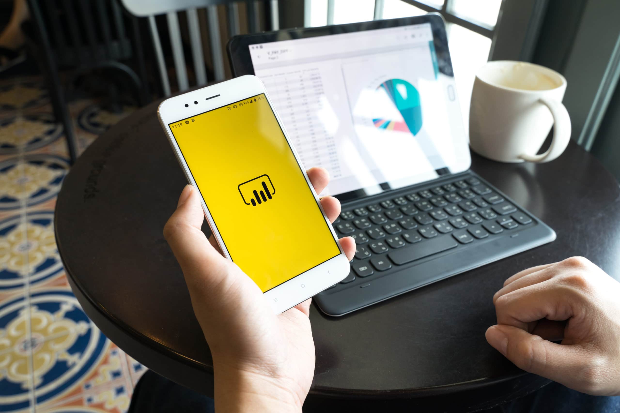 personne utilisant Power BI sur son smartphone