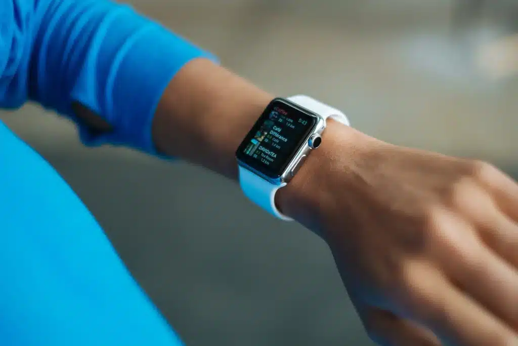 personne sportive avec une Apple Watch au poignet