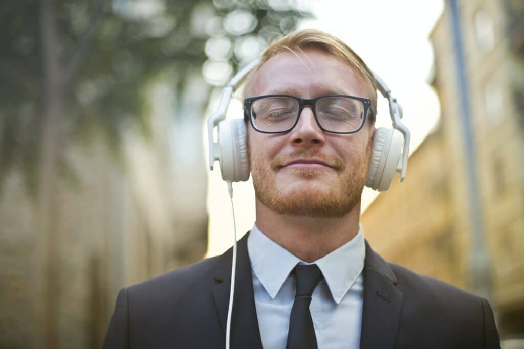 Personne écoutant de la musique avec son casque