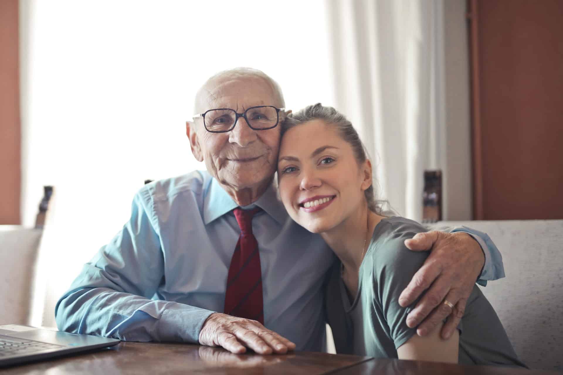 Un vieil homme et une jeune femme surement sa fille ou petite fille