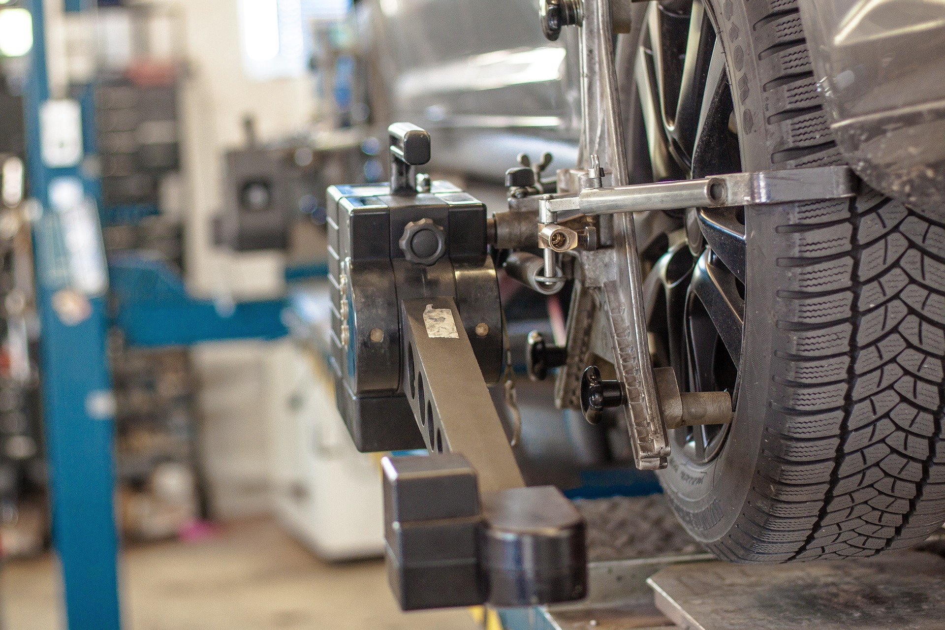 Atelier de réparation automobile vue zoomé sur une pièce de rechange