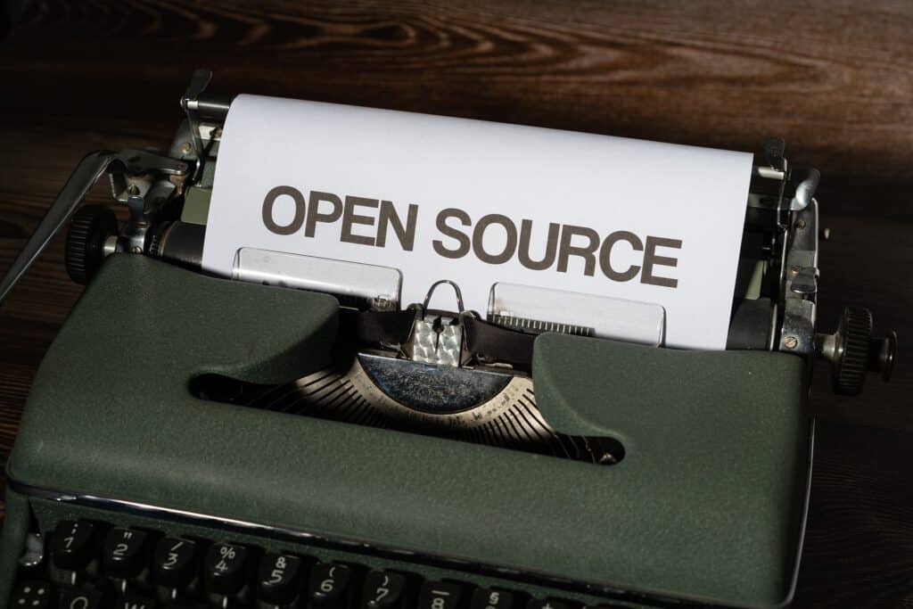 Papier avec écrit Open Source dessus